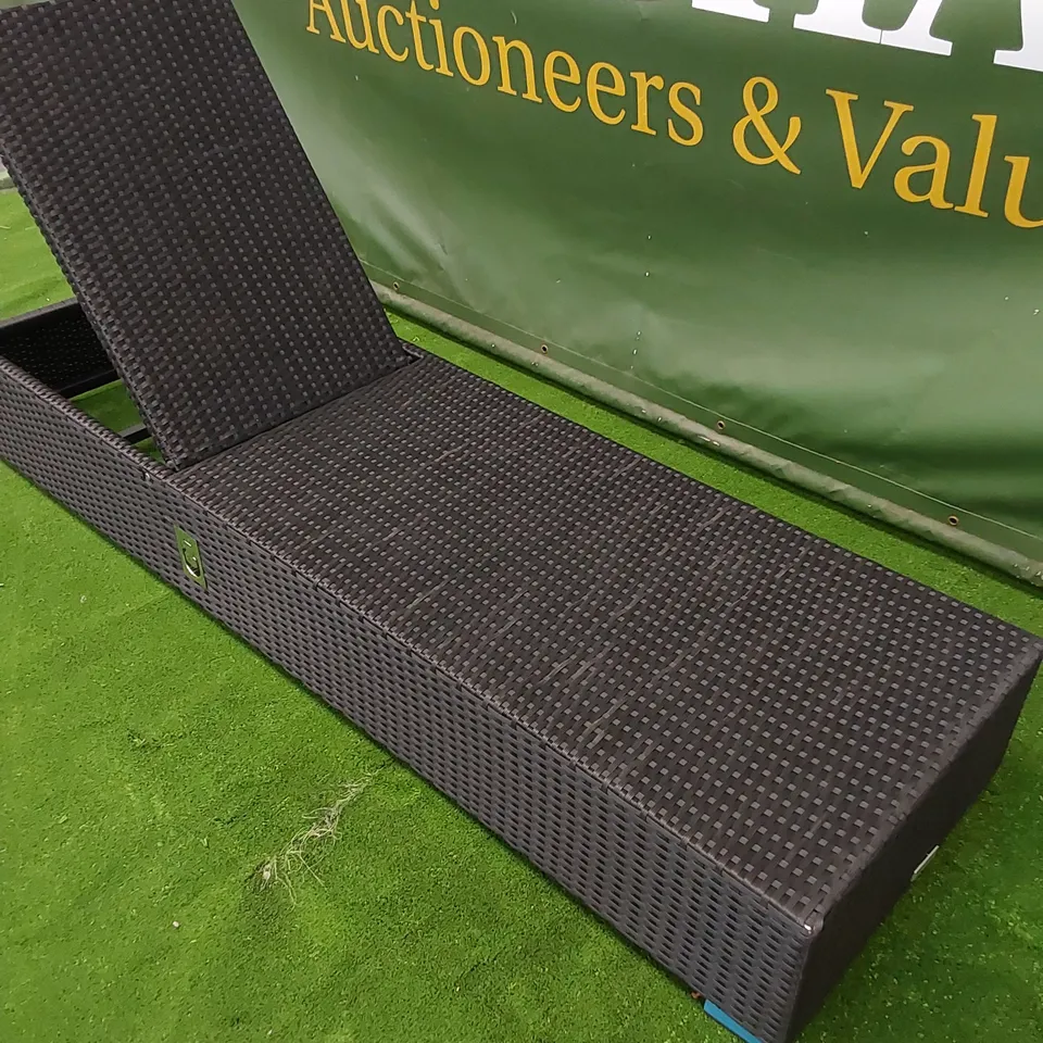 DESIGNER MANUAL ADJUSTABLE SUNLOUNGER IN BLACK RATTAN 