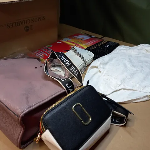 LOT OF APPROX. 10 ASSORTED CLOTHING ACCESSORIES IN VARYING SIZES/COLOURS/STYLES TO INCLUDE: SOCKS, THERMALS, HANDBAGS