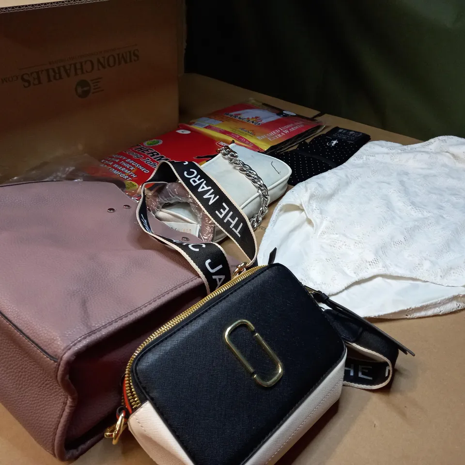 LOT OF APPROX. 10 ASSORTED CLOTHING ACCESSORIES  IN VARYING SIZES/COLOURS/STYLES TO INCLUDE: SOCKS, THERMALS, HANDBAGS