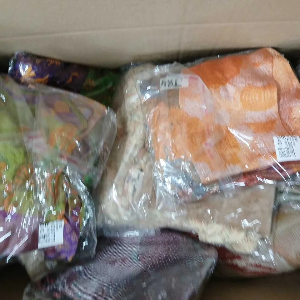 BOX OF APPROXIMATELY 15 ASSORTED HOME FABRIC ITEMS