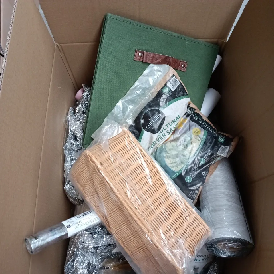 BOX OF APPROXIMATELY 10 ASSORTED GOODS INCLUDING THE CHELSEA GARDEN RANGE HORTICULTURAL SILVER SAND, DECOMOMO HARED SIDED STORAGE BASKET AND HAADI MULTIPURPOSE CASTING KIT 