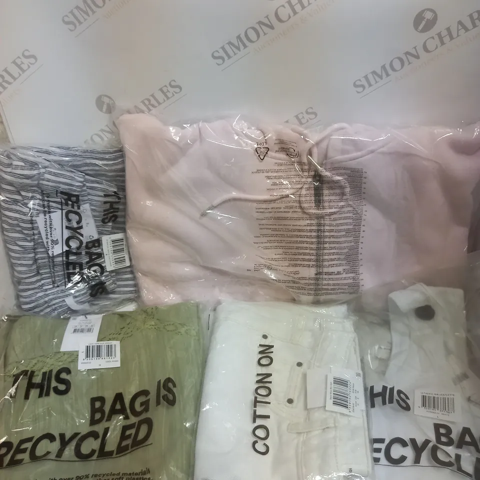BOX OF APPROXIMATELY 15 ASSORTED CLOTHING PRODUCTS IN VARIOUS BRANDS & SIZES TO INCLUDE FLEECE, TROUSERS, T-SHIRTS ETC