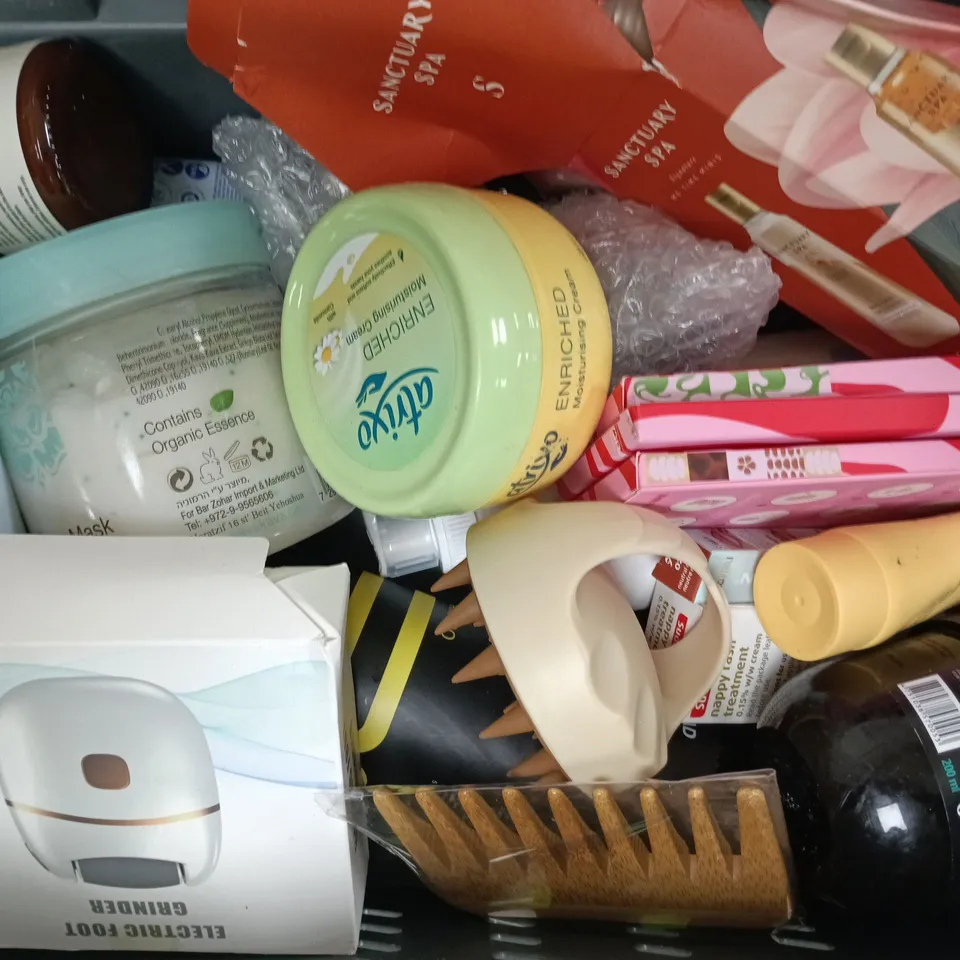 APPROXIMATELY 15 ASSORTED COSMETIC ITEMS TO INCLUDE VASELINE, DEAD SEA MUD, ETC - COLLECTION ONLY