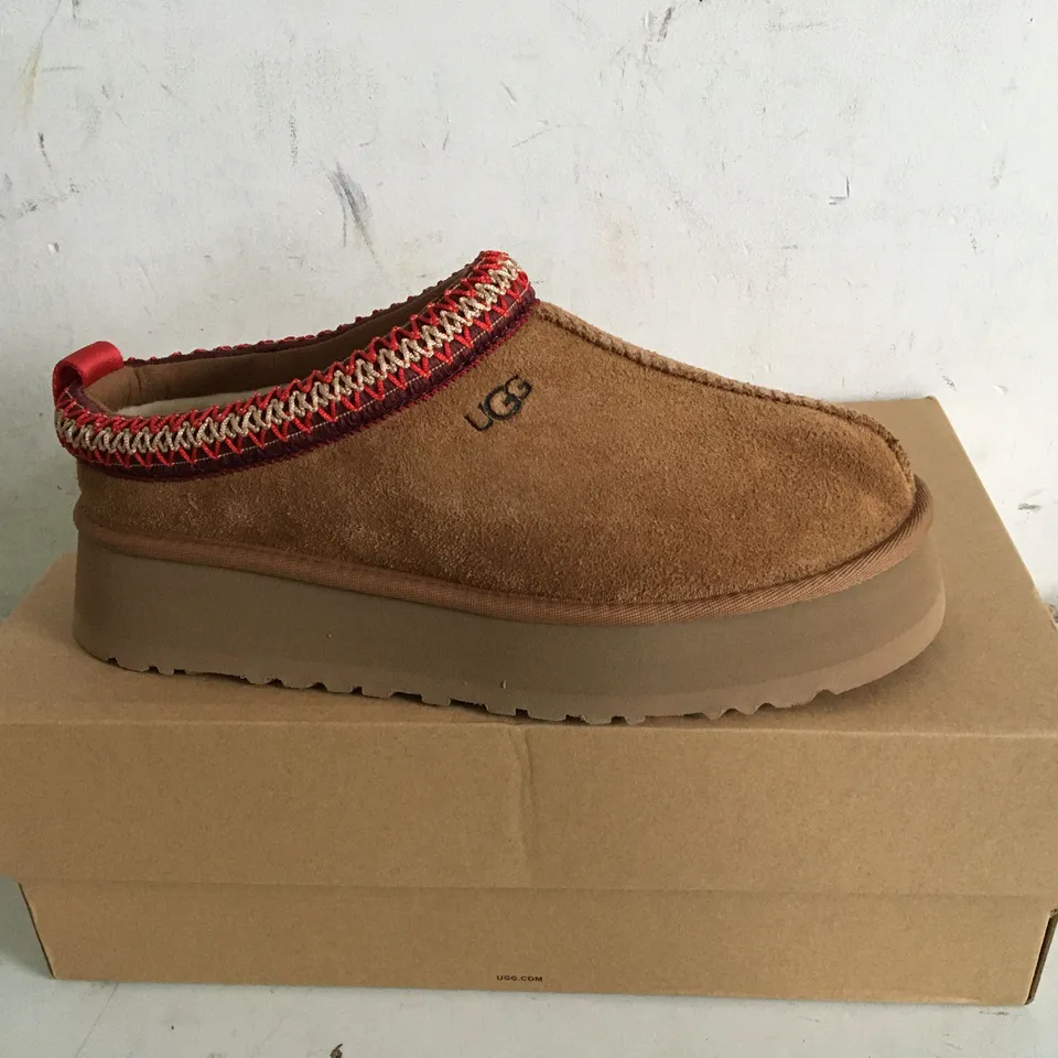BOXED PAIR OF UK SIZE 6 UGG SLIP ON SHOES 