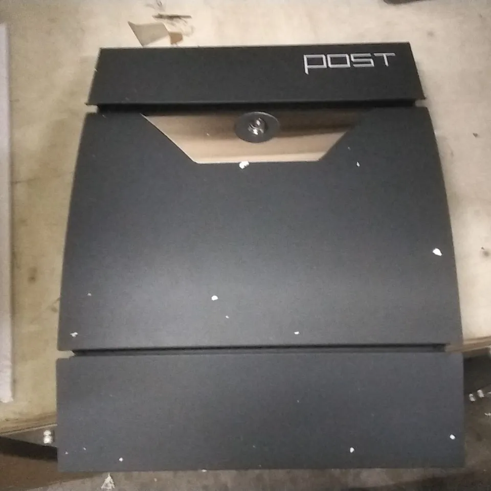BOXED LOCKING WALL MOUNTED LETTER BOX 