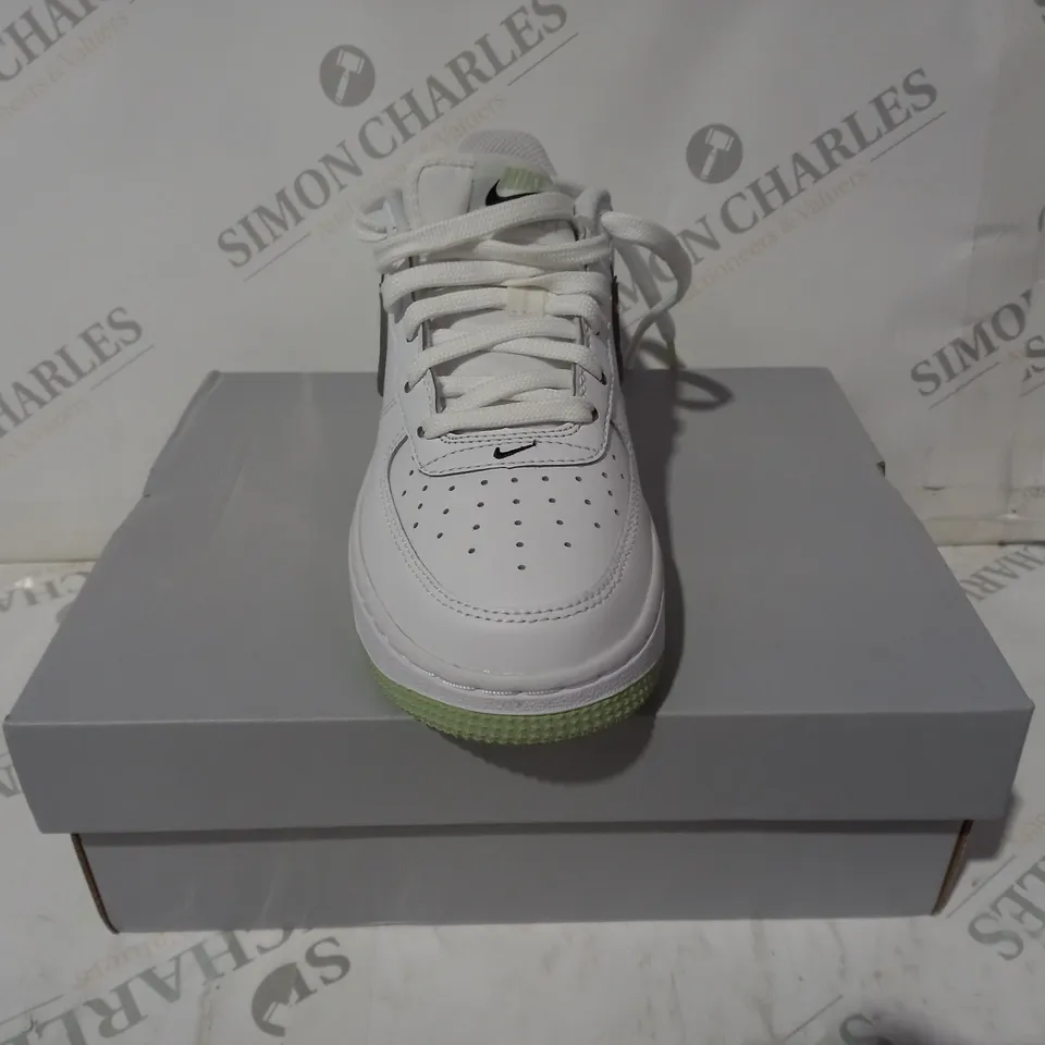 BOXED PAIR OF NIKE AIR FORCE 1 SHOES IN WHITE/MINT GREEN UK SIZE 4
