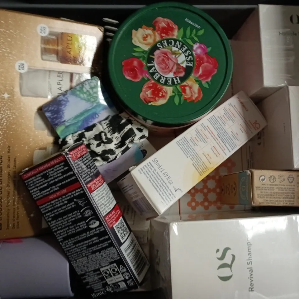 APPROXIMATELY 20 ASSORTED COSMETIC ITEMS TO INCLUDE BULL DOG, GARNIER, ETC - COLLECTION ONLY