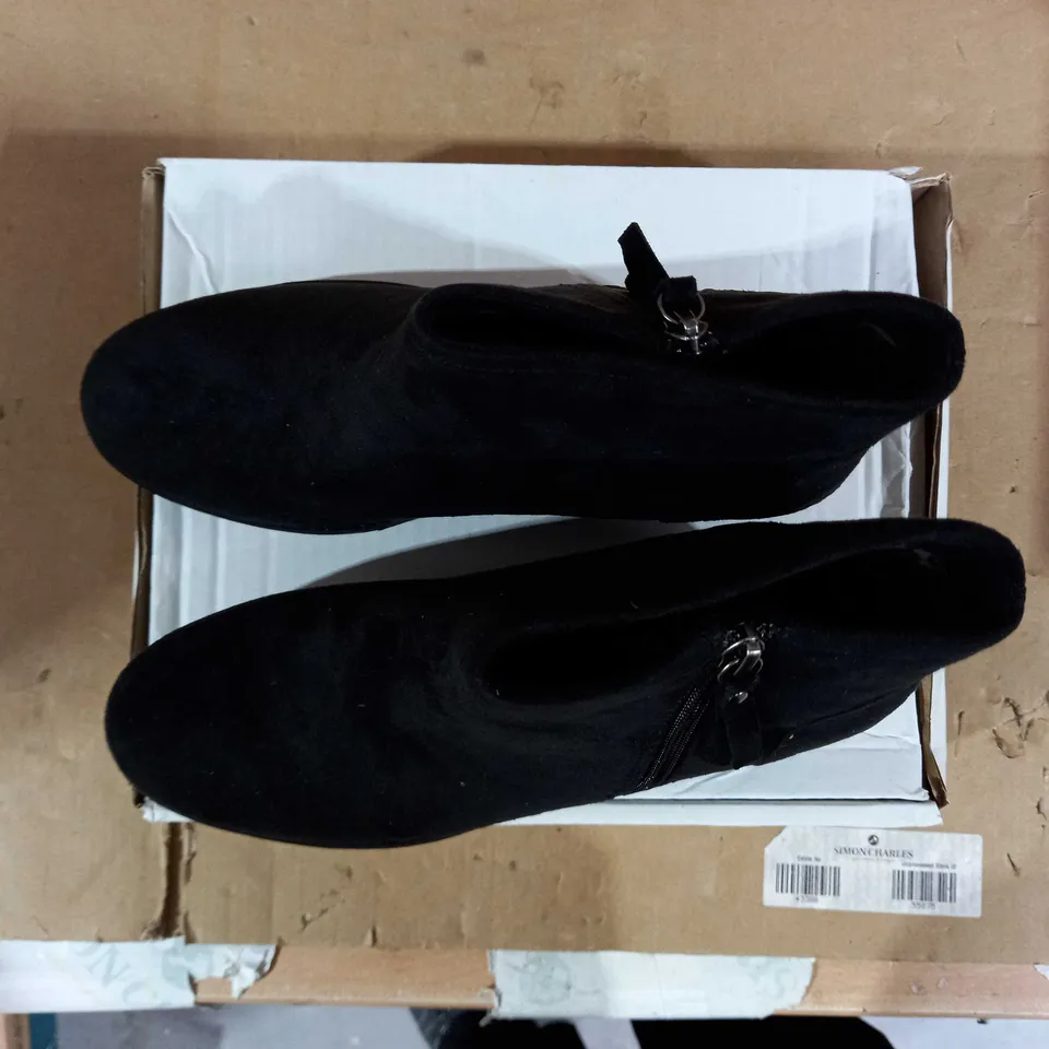PAIR OF BOB'S SKECHERS TUMBLE WEED BOOTS BLACK - SIZE 7