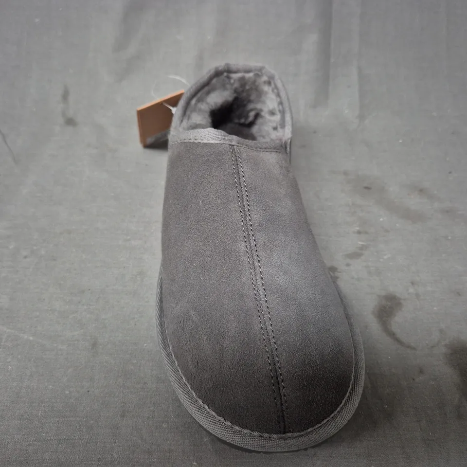 BOXED PAIR OF FENLAND MEN'S SLIP-ON SLIPPERS IN GREY SIZE 9/10