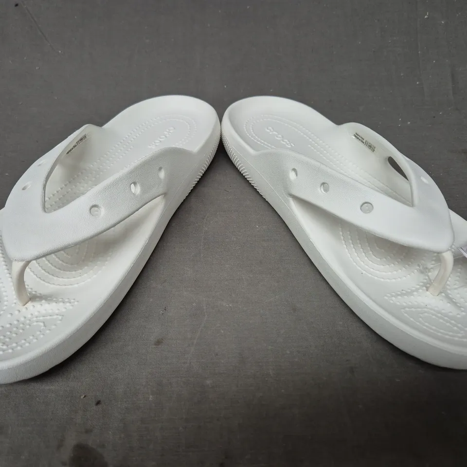 PAIR OF CROCS CLASSIC FLIP-FLOPS IN WHITE UK SIZE M9/W10