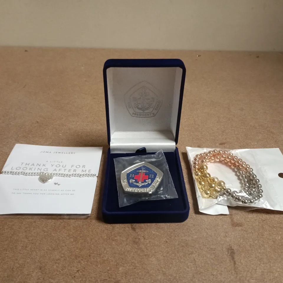 LARGE ASSORTMENT OF VARIOUS JEWELLERY ITEMS TO INCLUDE BRACELETS, EARRINGS, ETC