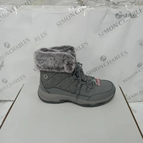 BOXED SKECHERS WOMENS ANTI SLIP AND WATERPROOF FUR LINED BOOTS - SIZE 6