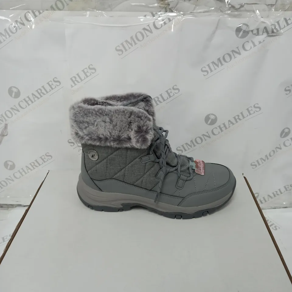 BOXED SKECHERS WOMENS ANTI SLIP AND WATERPROOF FUR LINED BOOTS - SIZE 6