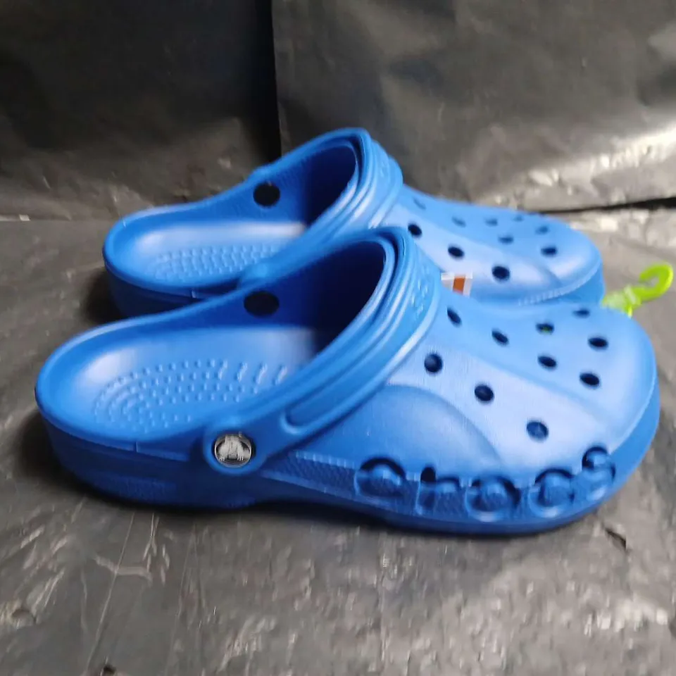 BAGGED BAYA CLOG CROCS IN BLUE - UK SIZE M7/W8