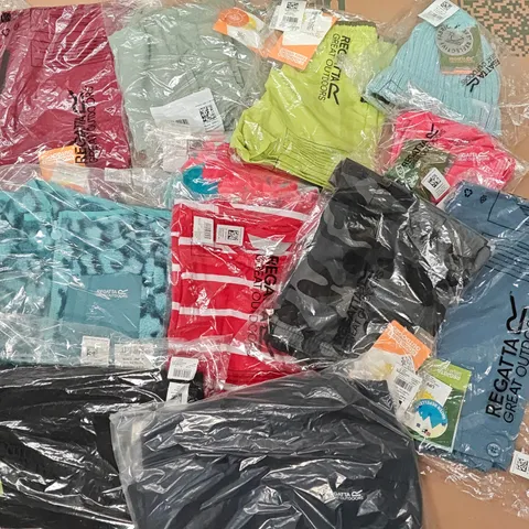 LOT OF 12 ASSORTED BRAND NEW REGATTA KIDS CLOTHING ITEMS TO INCLUDE FLEECES, SHORTS AND BEYLINE DRESS - VARIOUS SIZES