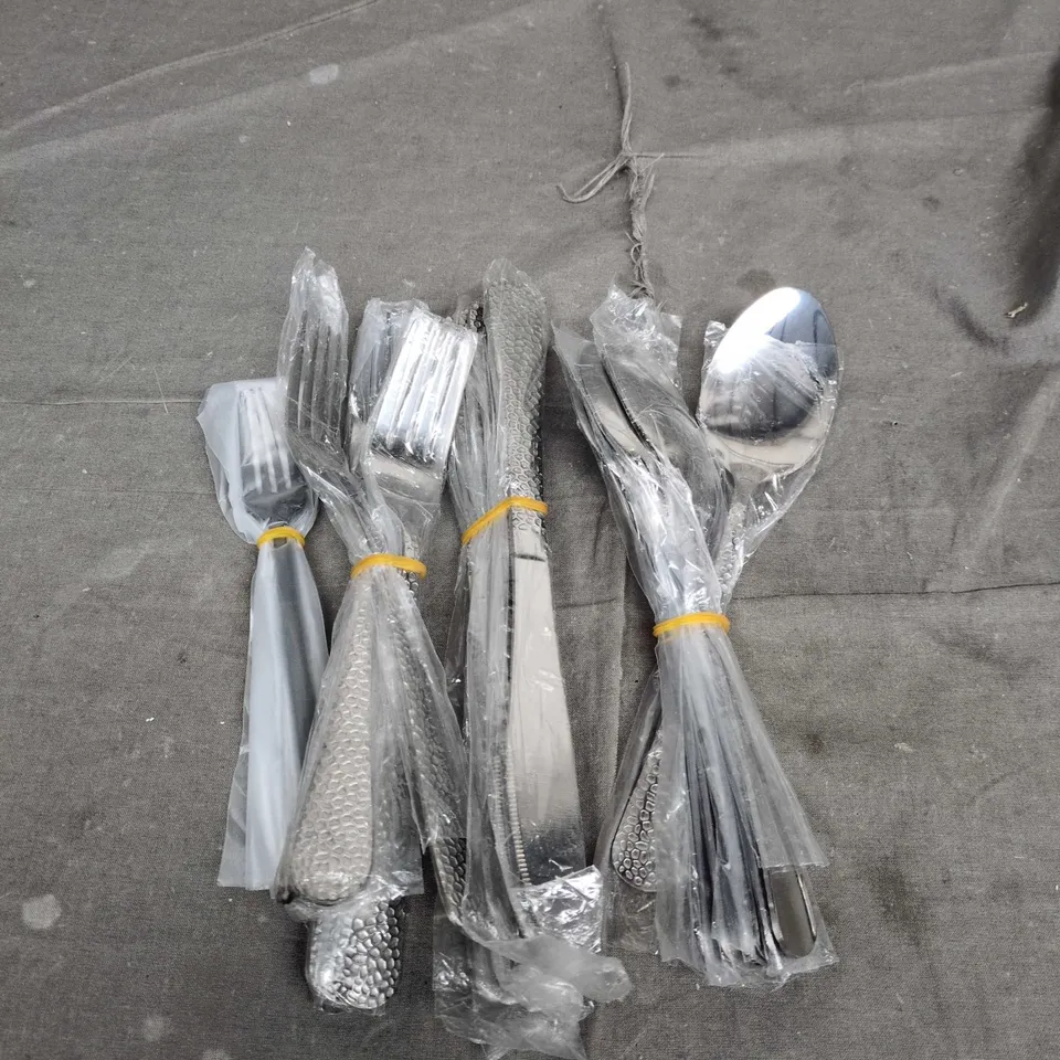 LARGE QUANTITY OF CUTLERY