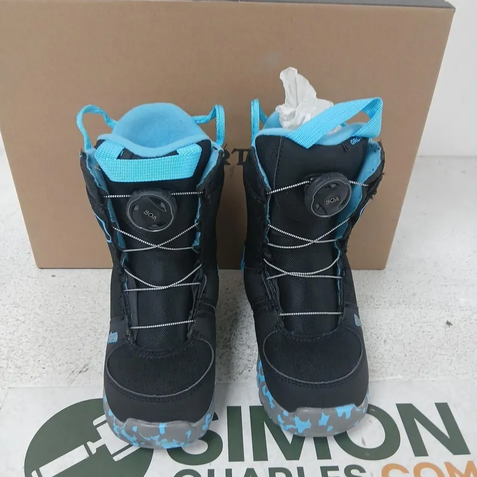 BURTON GROM BOA YOUTH SNOWBOARD BOOTS – BOXED, BLACK/BLUE, SIZE 13C