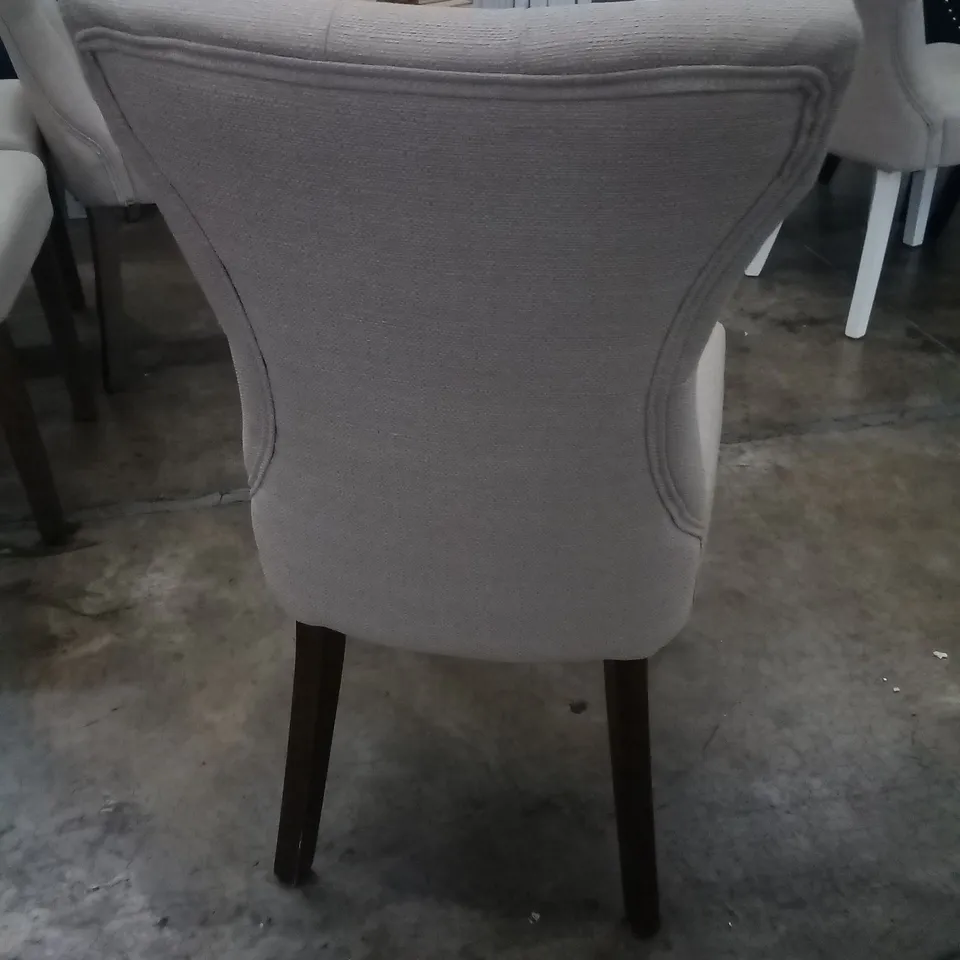 APPROXIMATELY 4 BEIGE FABRIC BUTTON BACK DINING CHAIRS WITH WALNUT LEGS