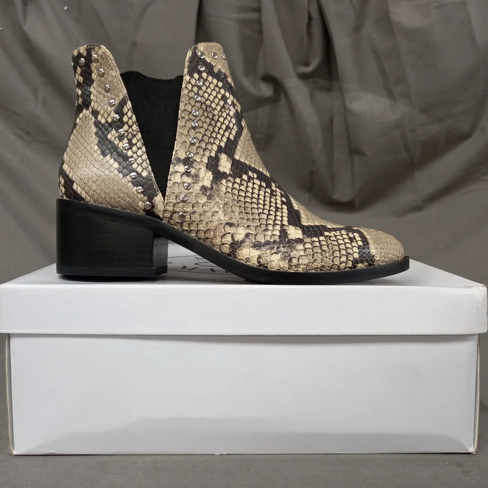 BOXED PAIR OF STEVE MADDEN CADE LEATHER ANKLE BOOTS IN BEIGE EU SIZE 37