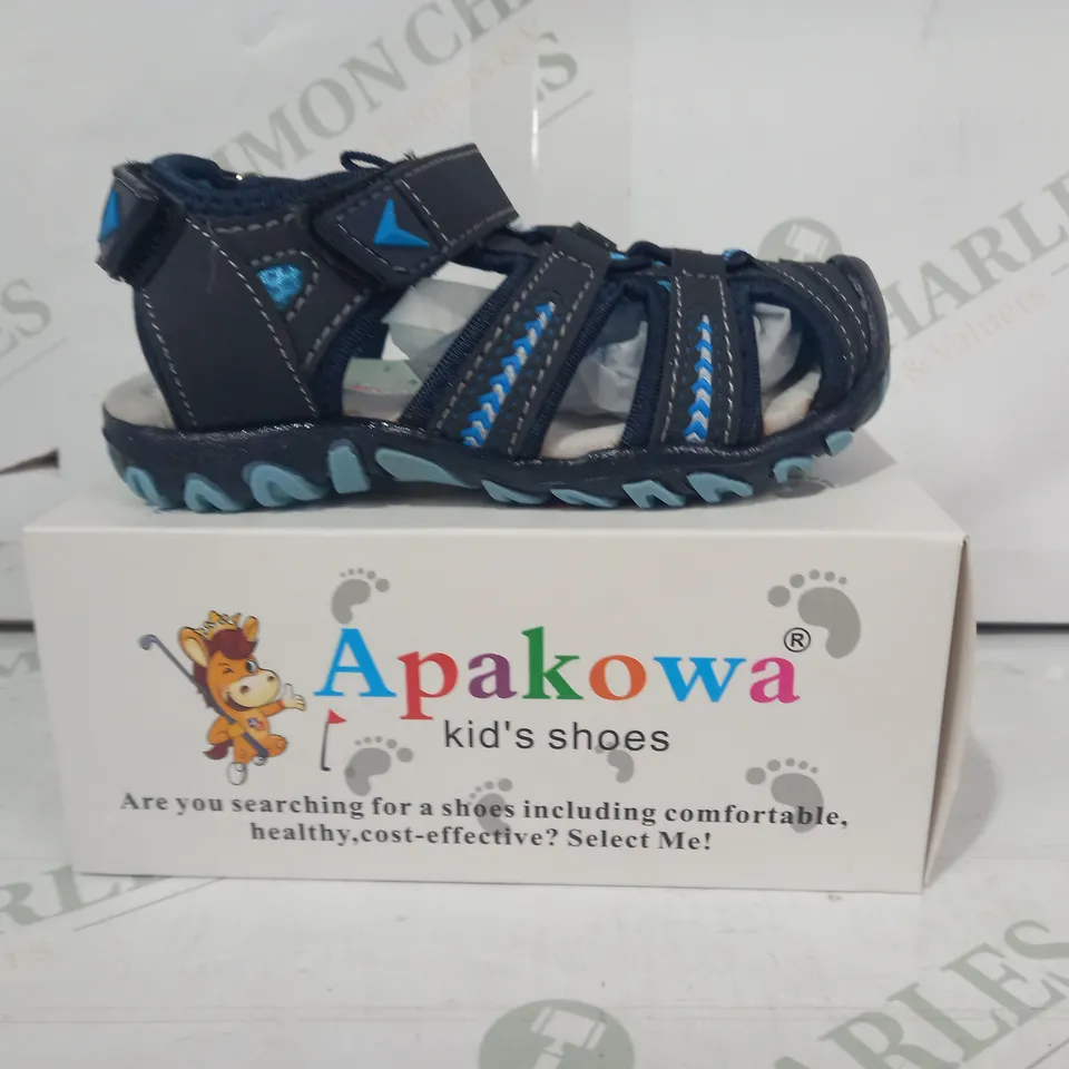 BOXED PAIR OF APAKOWA KIDS SHOES IN NAVY EU SIZE 24