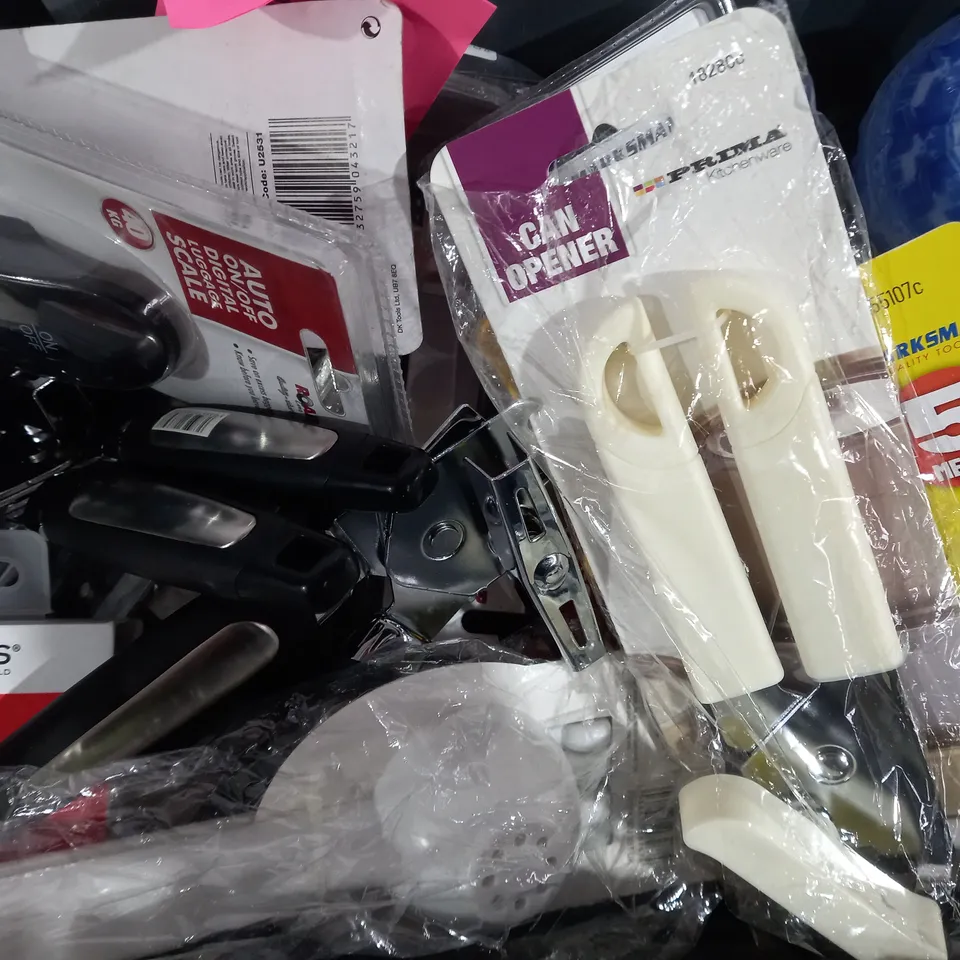 BOX OF APPROXIMATELY 10 ASSORTED ITEMS TO INCLUDE - TAPE MEASURING - MARKSMAN COMBINATION PADLOCK - GARLIC PRESS ECT