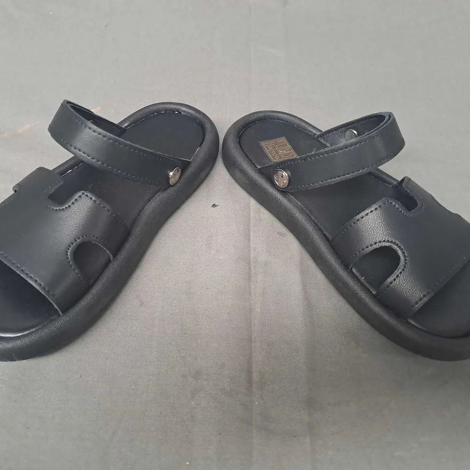 BOXED PAIR OF DESIGNER OPEN TOE SANDALS IN BLACK EU SIZE 32