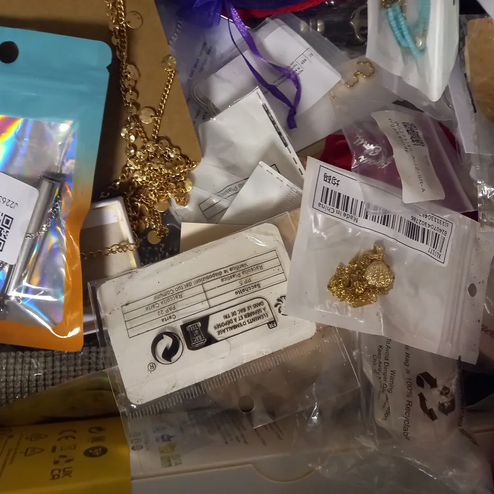 APPROXIMATELY 15 ASSORTED JEWELLERY ITEMS TO INCLUDE NECKLACES, BRACELETS, ETC