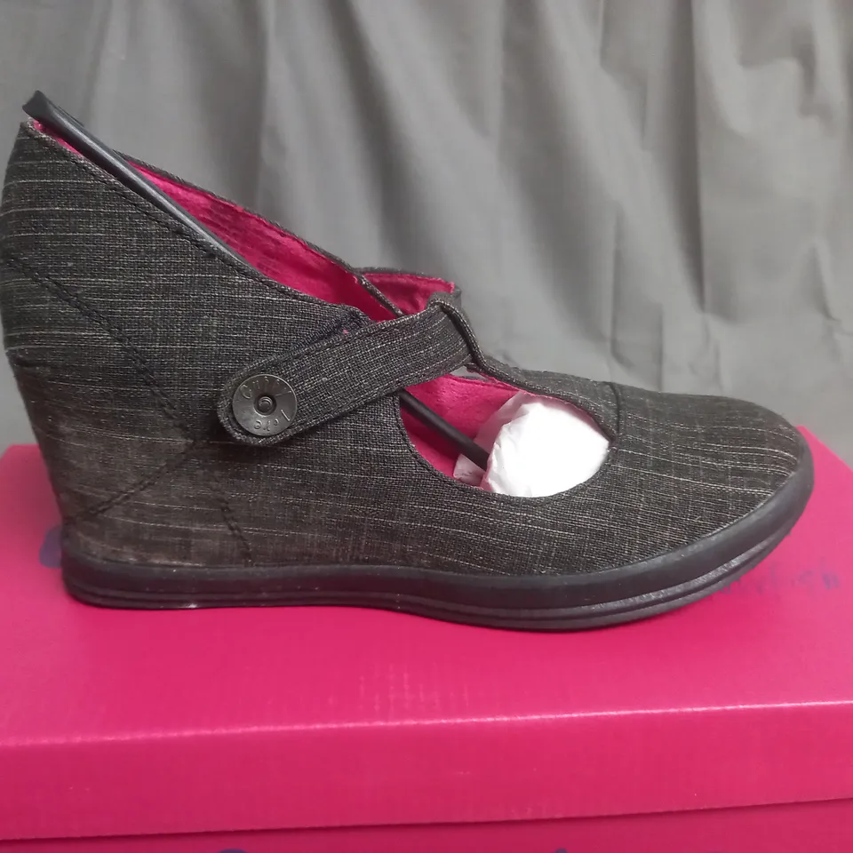 BOX OF APPROXIMATELY 10 BLACK GUPPY LOVE BY BLOWFISH SHOES IN VARIOUS SIZES