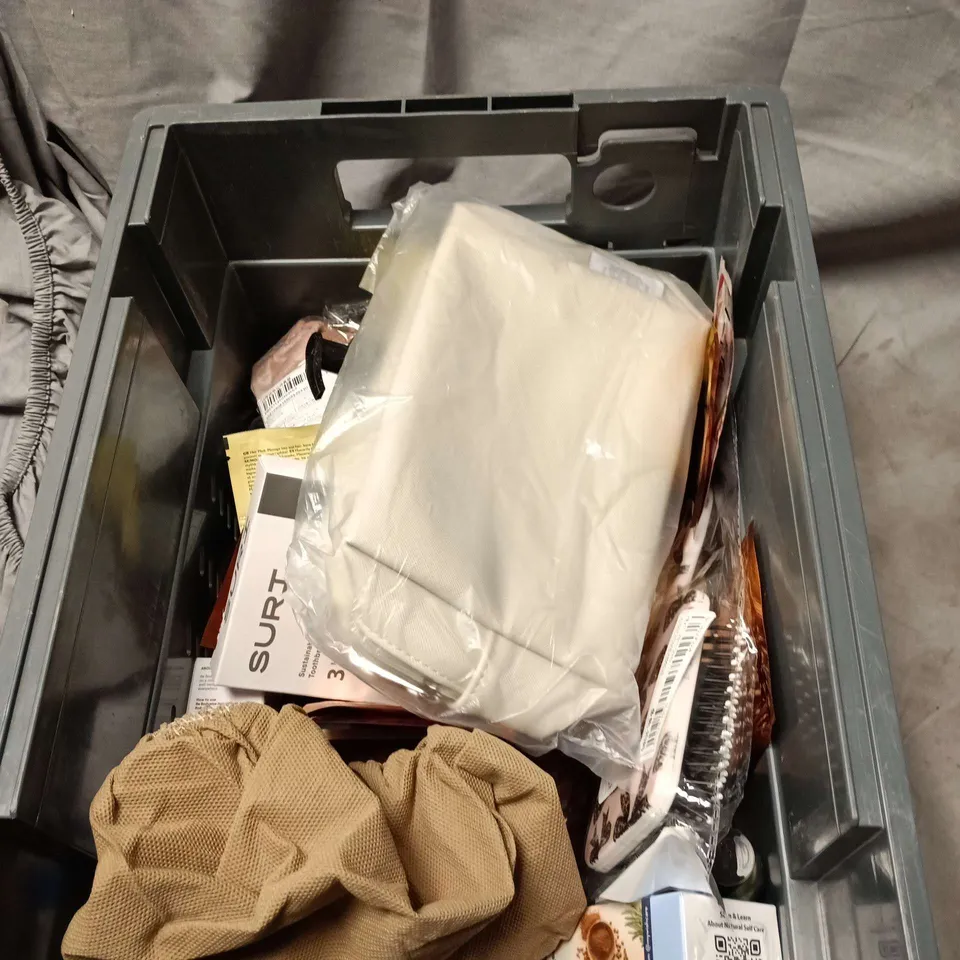 APPROXIMATELY 15 ASSORTED COSMETIC ITEMS TO INCLUDE MUSLIN CLOTH T TOWEL, HAIR GROWTH ROLL ON, ROSE HAND CREAM, TED BAKER BODY WASH, MIXSOON CENTELLA MASK PACK ETC