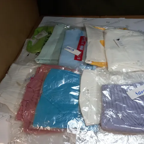 APPROX. 10 ASSORTED CLOTHING ITEMS IN VARIOUS COLOURS AND SIZES