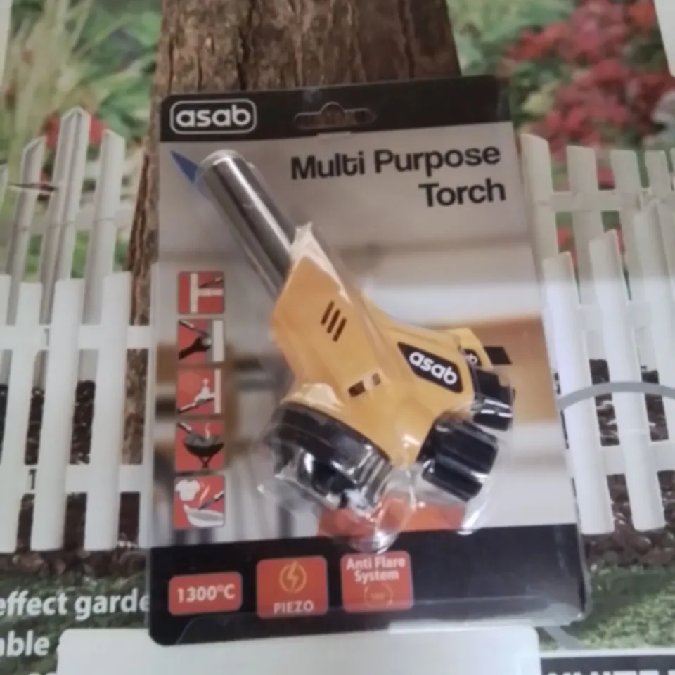 LOT TO CONTAIN APPROXIMATELY 25 ITEMS TO INCLUDE A CAMPING BED, GARDEN FENCE EDGING, CABIN SIZE SUITCASE, POOL COVER, MULTI PURPOSE TORCH, GARDEN KNEELER ETC.