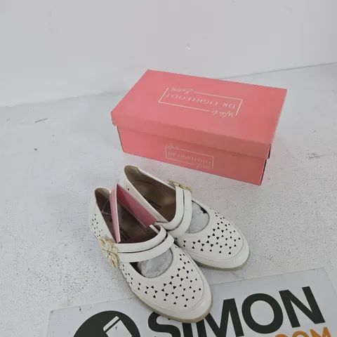 DR LIGHTFOOT GABRIELL WHITE WIDE-FIT MARY-JANE SHOES – UK 3