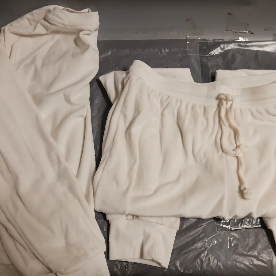 BOX OF APPROXIMATELY 10 ASSORTED CLOTHING AND FASHION ITEMS IN VARIOUS STYLES, SIZES, AND COLOURS / COLLECTION ONLY 