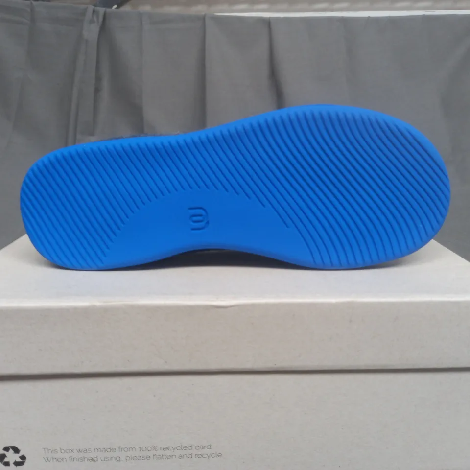 BOXED PAIR OF MAHABIS CURVE SHOES IN BLUE UK SIZE 5-6