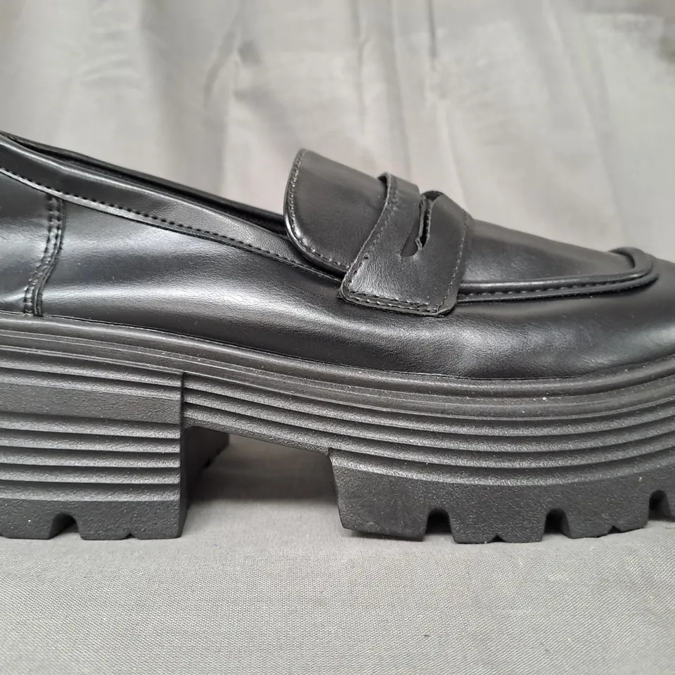 BOXED PAIR OF DESIGNER CHUNKY PLATFORM SHOES IN BLACK EU SIZE 37