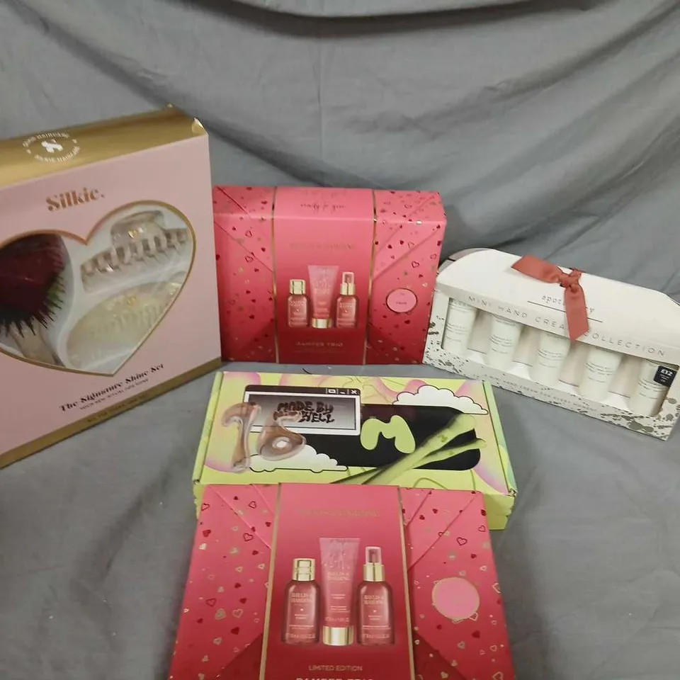 FIVE ASSORTED COSMETIC GIFT SETS TO INCLUDE; SILKIE, BAYLISS AND HARDING, APOTHECARY AND MADE BY MITCHEL