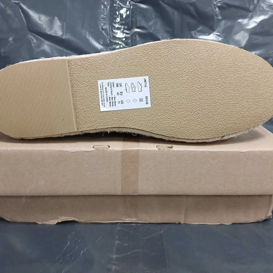 BOXED PAIR OF UNBRANDED SHOES IN BLACK SIZE UK 9