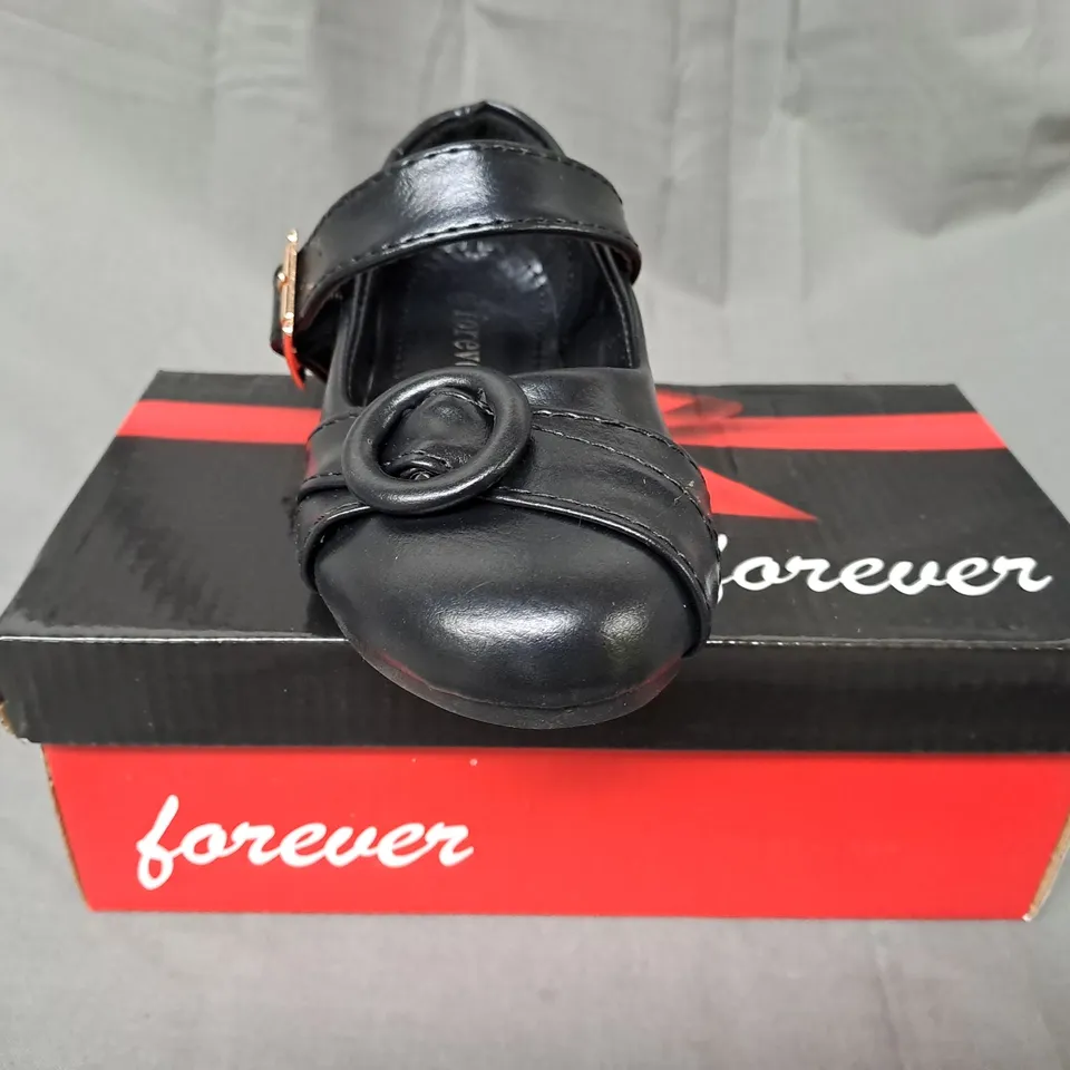 BOX OF APPROXIMATELY 10 PAIRS OF FOREVER KIDS SHOES IN BLACK IN VARIOUS SIZES