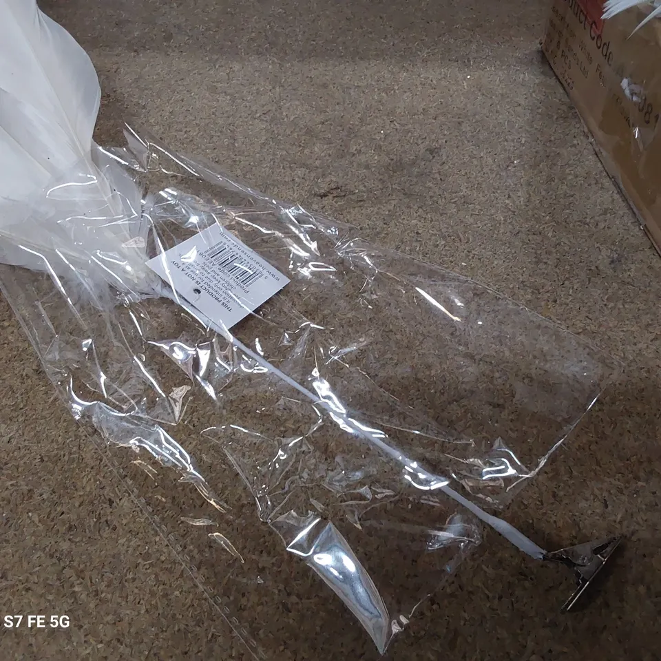 BOX OF APPROXIMATELY 8 FLOWER CLIP PICK WHITE