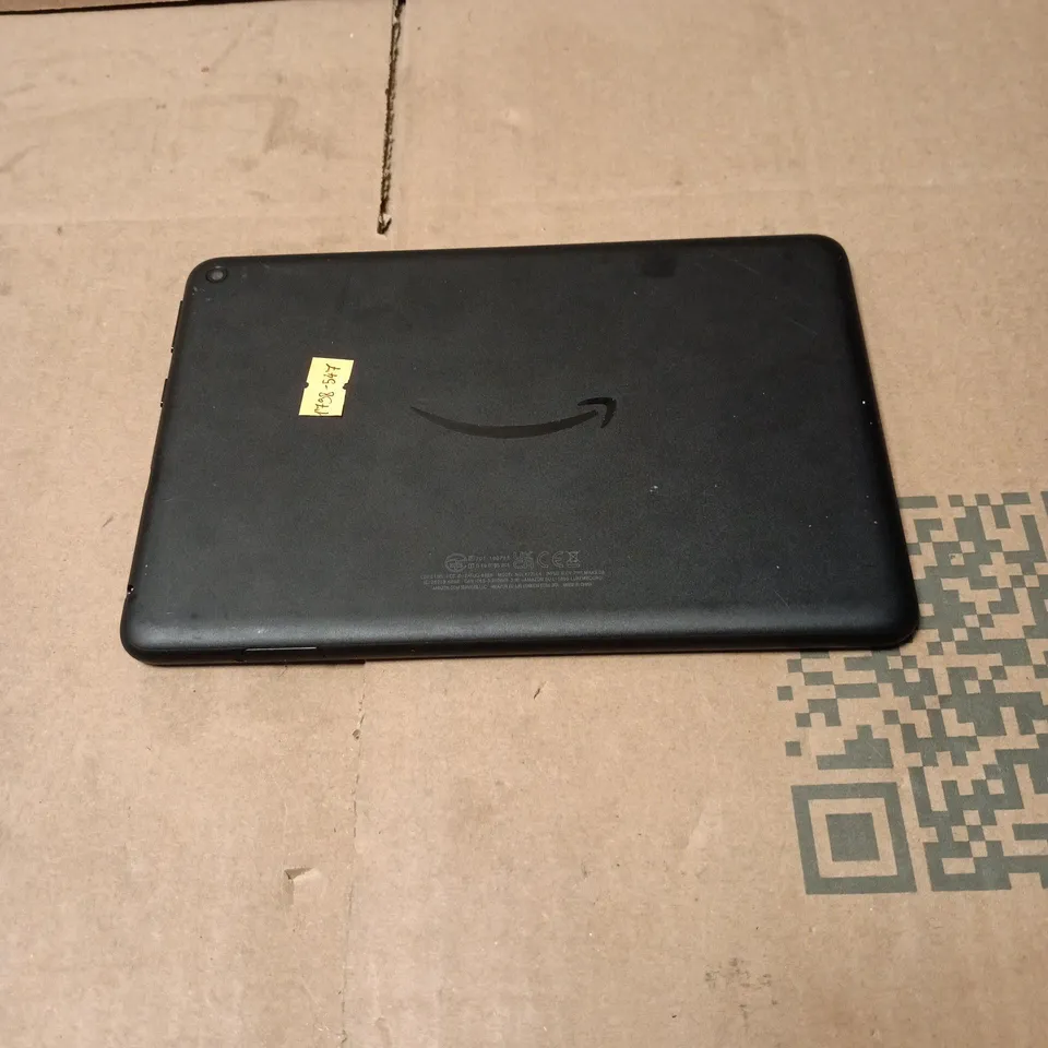 AMAZON FIRE HD 8 TABLET IN BLUE RUBBER CASE/STAND