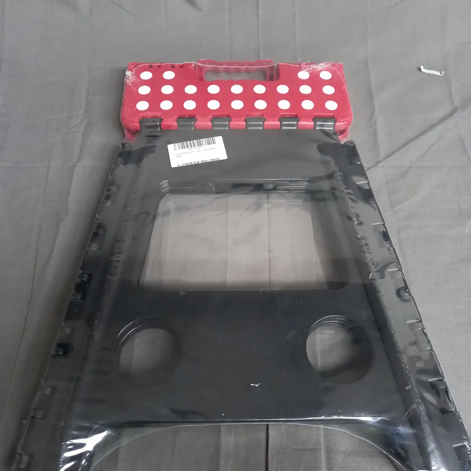 SEALED FOLDING STOOL