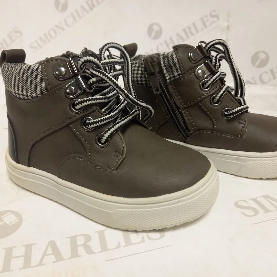 RIVER ISLAND HIGH TOP LACE UP CHILD'S BOOT WITH INTERNAL ZIP FASTENING UK C5