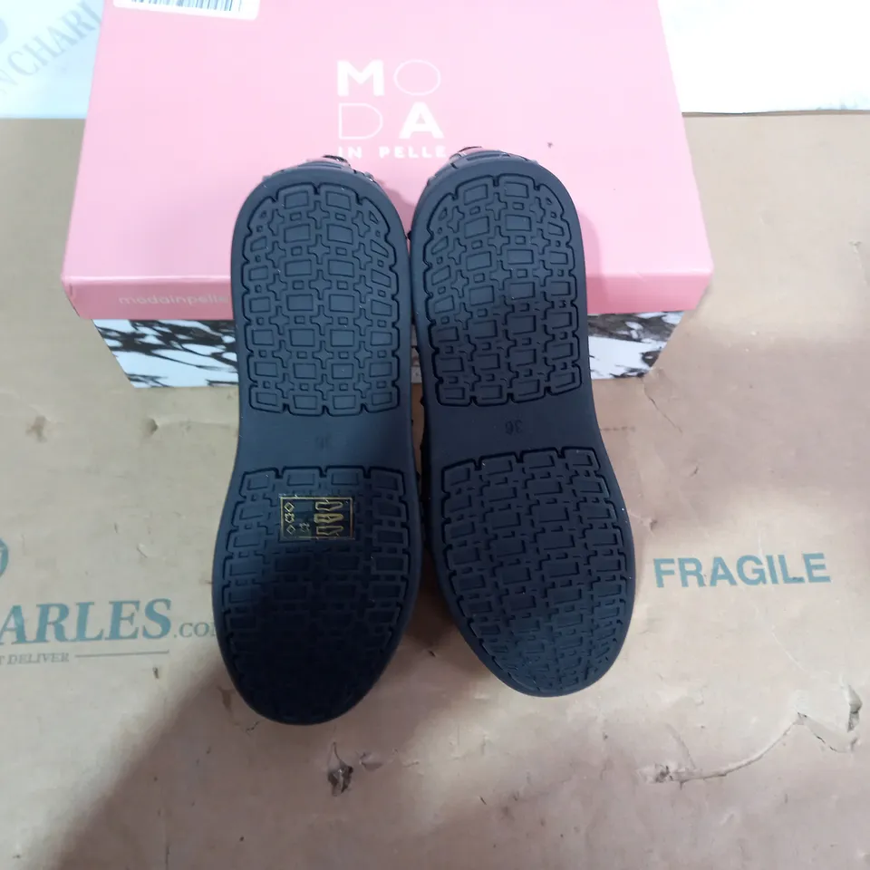 BOXED PAIR OF MODA IN PELLE SHOES - SIZE 36