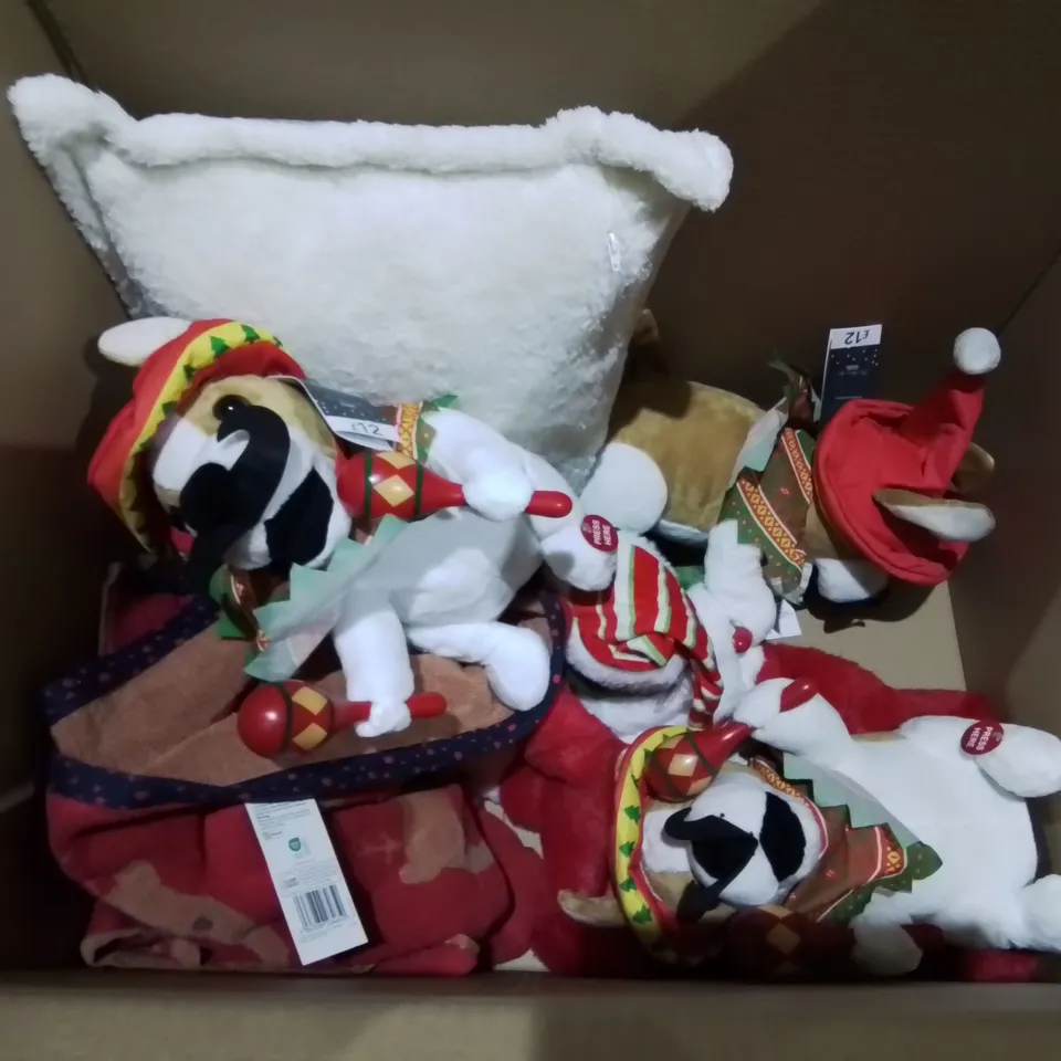 LOT OF APPROXIMATELY 16 ASSORTED SEASONAL HOME FABRIC ITEMS TO INCLUDE REINDEER BATH SHEETS, MUSICAL SACKS & PLUSHIES AND THROWSS