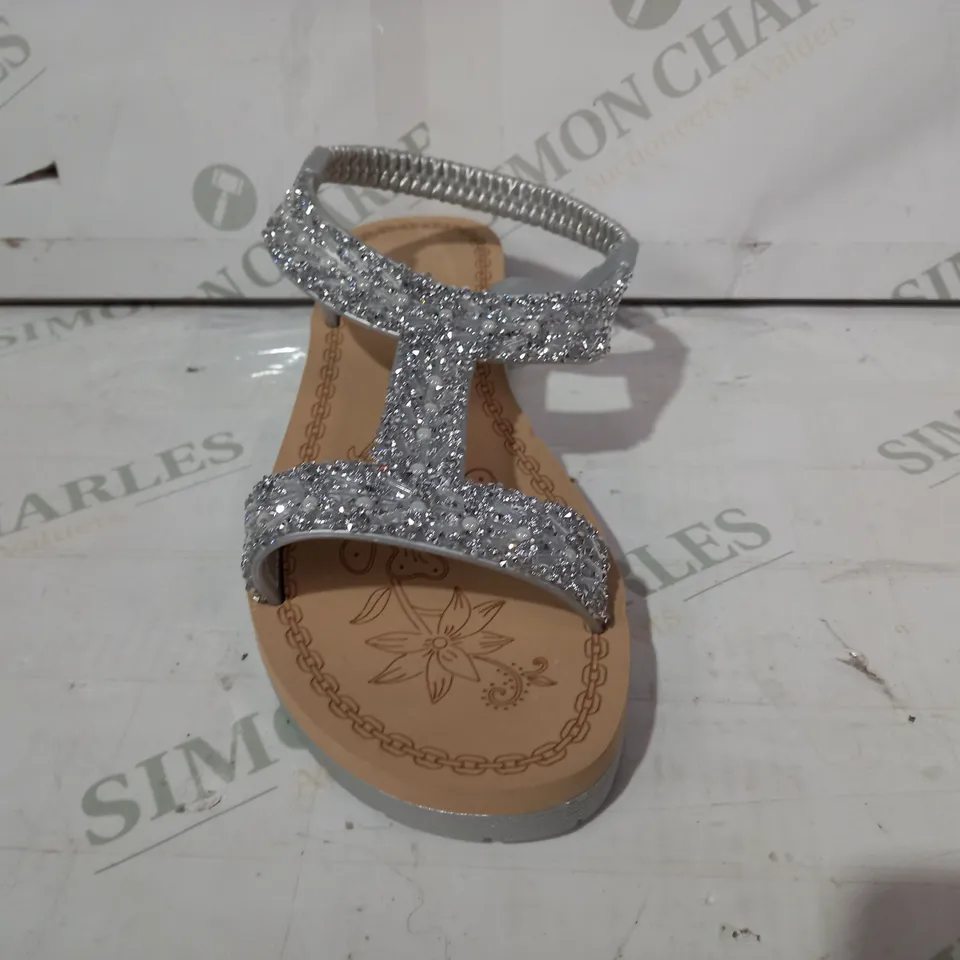 PAIR OF DESIGNER OPEN TOE WEDGE SANDALS IN SILVER W. JEWEL EFFECT EU SIZE 37