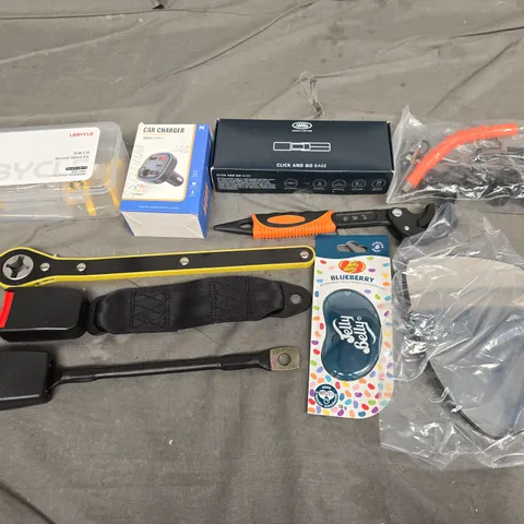 APPROXIMATELY 8 ASSORTED AUTO ITEMS TO INCLUDE CLICK AND GO BASE, CAR CHARGER, AND LEBYCLE BLEED KIT ETC. - COLLECTION ONLY 