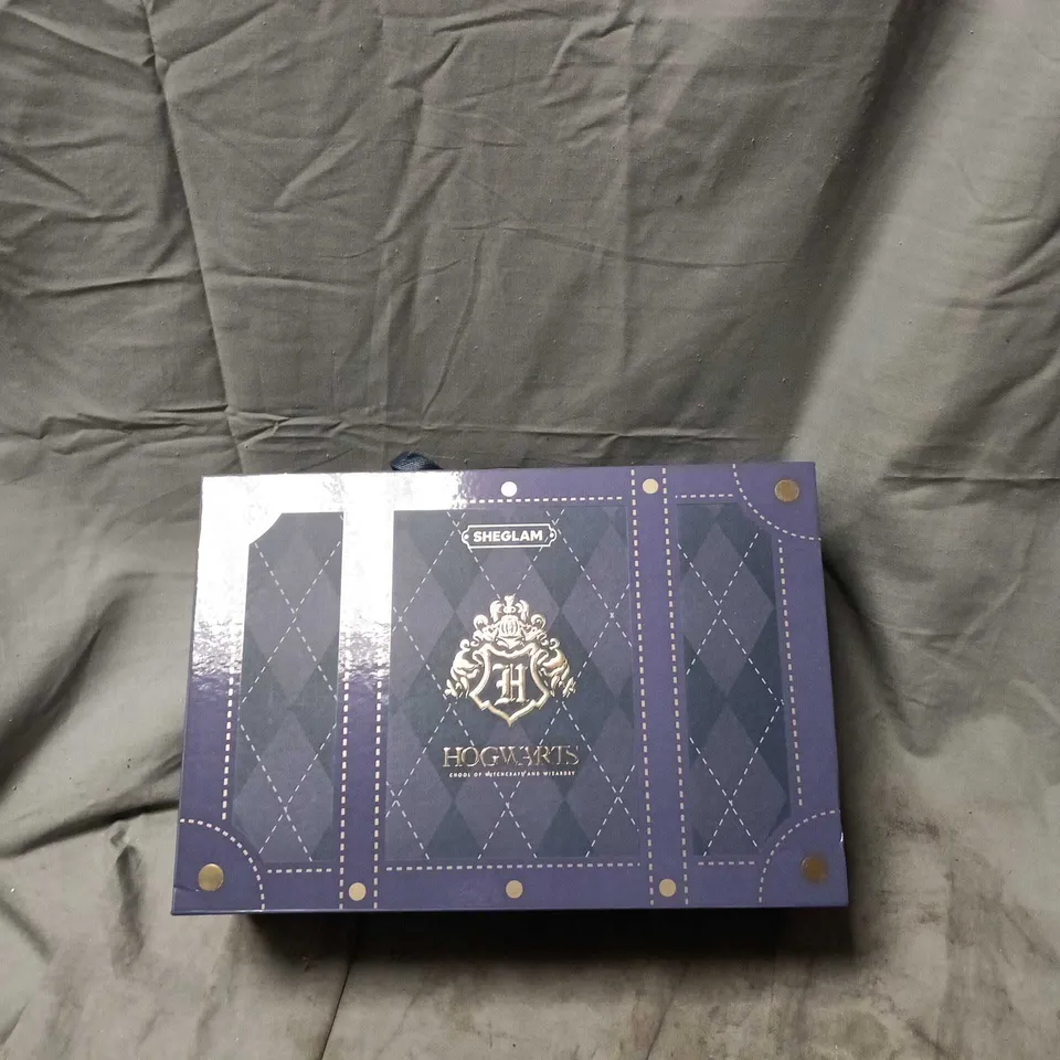 HARRY POTTER MONSTER BOOK OF MONSTERS SET BY SHEGLAM (HOGWARTS)