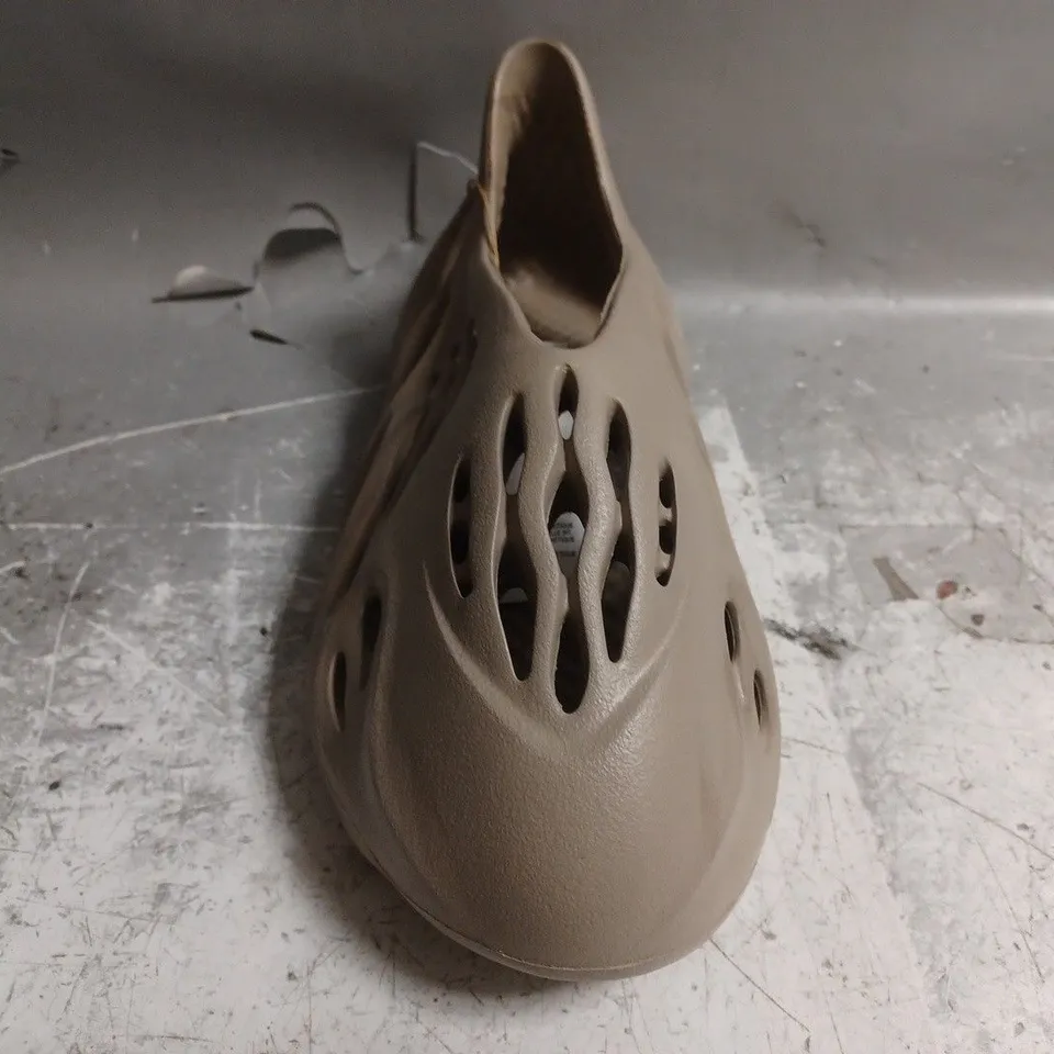BOXED PAIR OF ADIDAS YEEZY FOAM RUNNERS HOES IN TAUPE SIZE UK 5