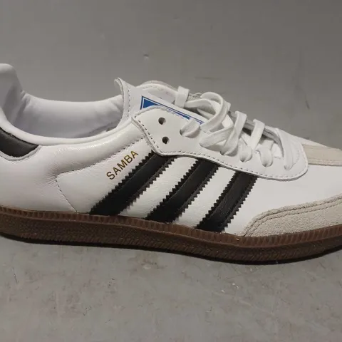 ADIDAS SAMBAS IN WHITE TRAINERS - UK 5 1/2