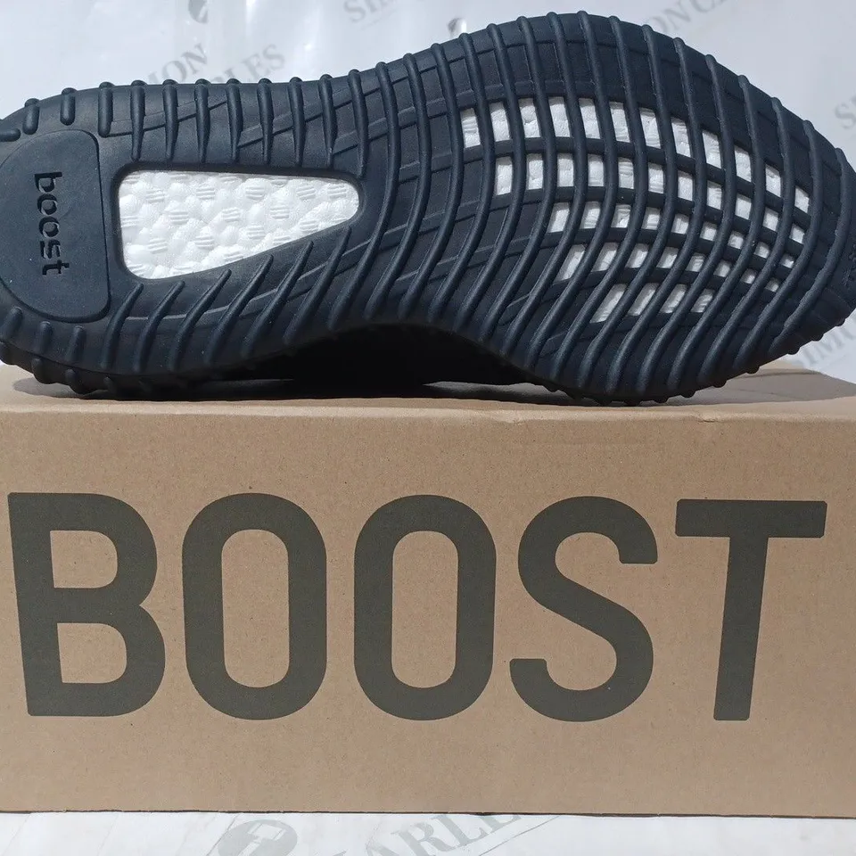 BOXED PAIR OF ADIDAS YEEZY BOOST 350 V2 SHOES IN ONYX UK SIZE 9.5